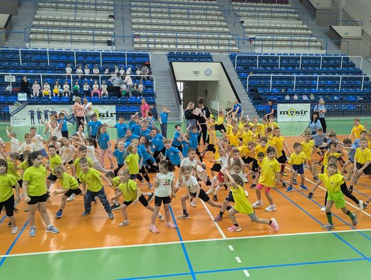 Przedszkolaki rywalizują na boisku. XIII „Dziewiątka Cup” w hali sportowej „Śródmieście”