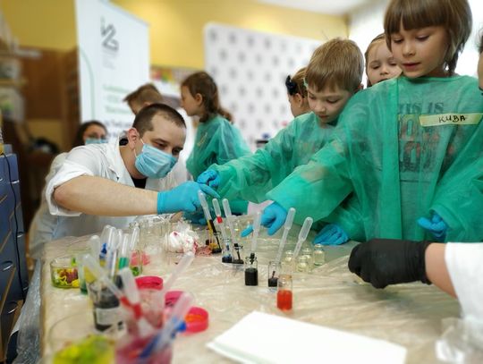 Przedszkolaki w świecie chemicznych eksperymentów. Naukowcy z Łukasiewicz- ICSO "Blachownia" odwiedzili "Niezapominajkę"