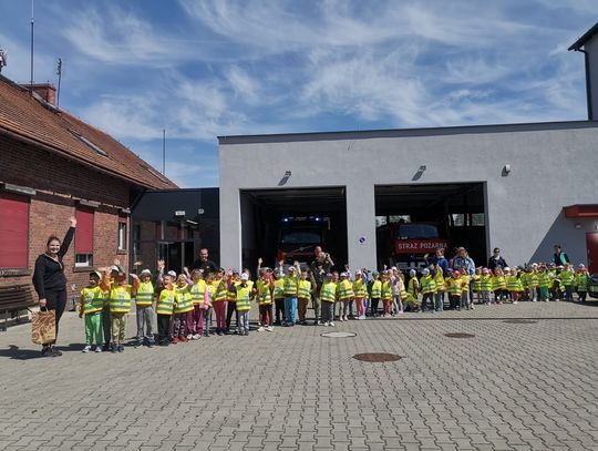 Przedszkolaki z Cisowej poznawały pracę strażaków. Maluchy odwiedziły remizę w Miejscu Kłodnickim