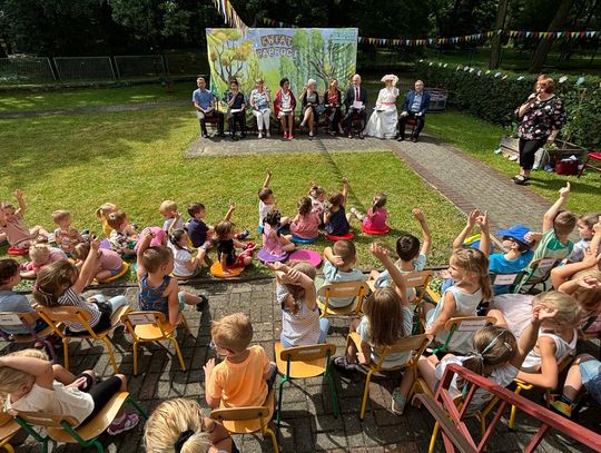 Przedszkolaki z Koźla poznały legendę o "Kwiecie Paproci". To była niespodzianka od rady osiedla