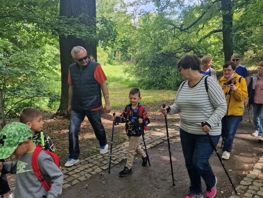 Dzieci z Publicznego Przedszkola nr 21 zabrały dziadków na spacer po kozielskim parku. Razem aktywnie spędzili czas