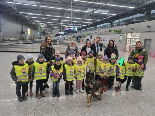Przedszkolaki zwiedzały lotnisko w Katowicach . „Koguciki” zajrzały tam, gdzie na co dzień wstęp mają tylko pracownicy