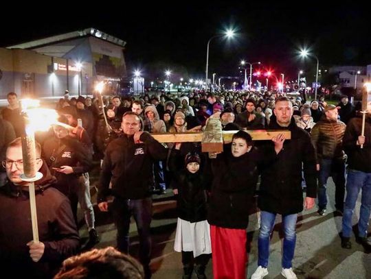Przeszli ulicami Kędzierzyna-Koźla z krzyżem i ogniem. Droga krzyżowa połączyła parafie