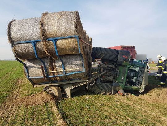 Przewrócony traktor po zderzeniu z ciężarówką. Wypadek podczas wyprzedzania