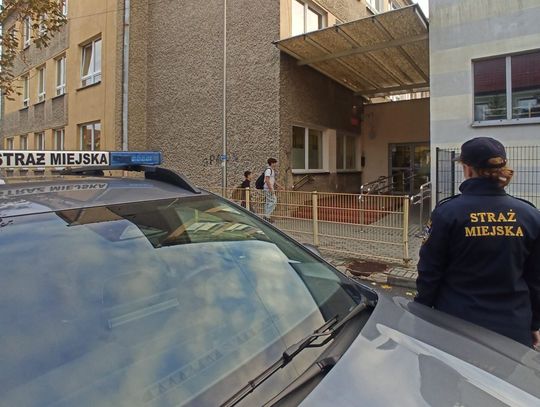 Przy szkołach widać także strażników miejskich. Wszyscy dyrektorzy zwołani na naradę z władzami i policją