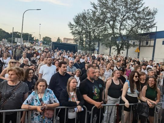 Publiczności przybywa. Zespół Tabu przyciąga mieszkańców pod scenę