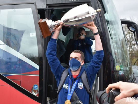 Puchar już w Kędzierzynie-Koźlu! Kibice zgotowali siatkarzom gorące powitanie. FOTOREPORTAŻ