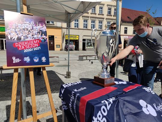 Puchar Ligi Mistrzów na rynku. Mieszkańcy robią sobie zdjęcia z trofeum zdobytym przez ZAKSĘ