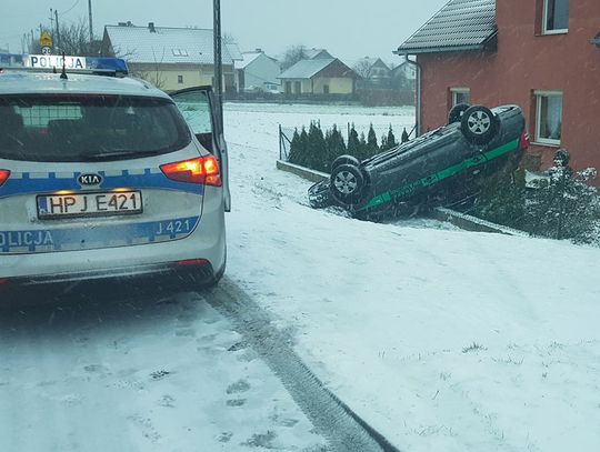 Radiowóz straży granicznej dachował w Reńskiej Wsi. Auto zatrzymało się na ogrodzeniu