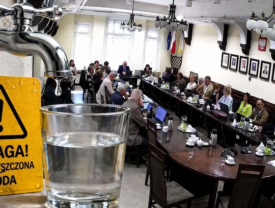 Radni szokowani po informacjach o zanieczyszczeniu wody w Blachowni. Mówią o spóźnionym alercie i narażeniu mieszkańców