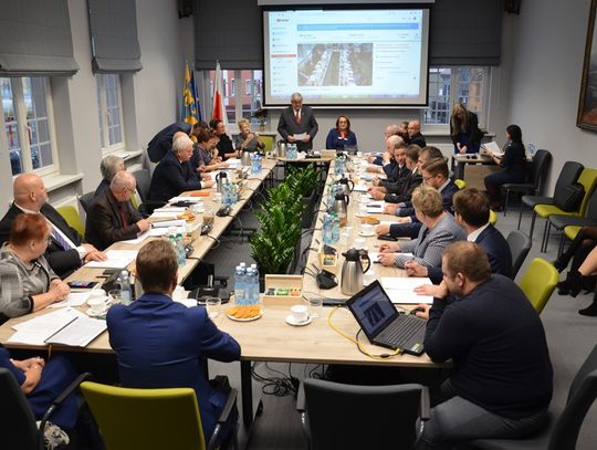 Radość w obozie rządzącym, oburzenie u opozycji. Komentarze po wczorajszej sesji rady powiatu