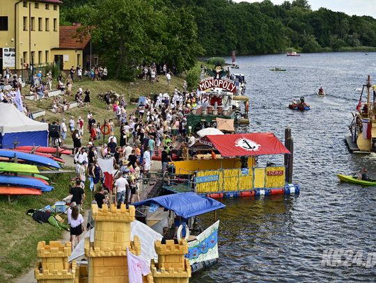 Radosna parada pływających konstrukcji dopłynęła na kozielską wyspę. Trwają XXVI Pływadła! Fotorelacja