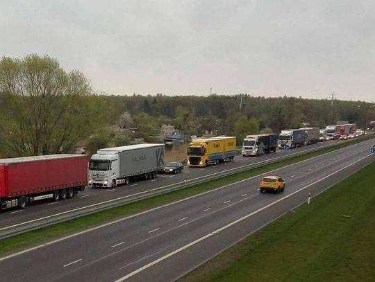 Remont autostrady odbił się na Kędzierzynie-Koźlu. Kierowcy stoją w gigantycznym korku na obwodnicy. WIDEO