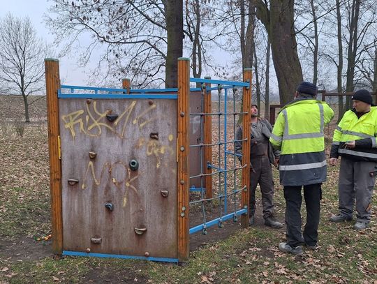 Remont placu zabaw na kozielskich plantach. Będą nowe urządzenia i nasadzenia zieleni. ZDJĘCIA