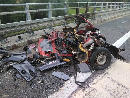 Renault wyprzedzał na podwójnej ciągłej. Szczegóły tragicznego wypadku na obwodnicy