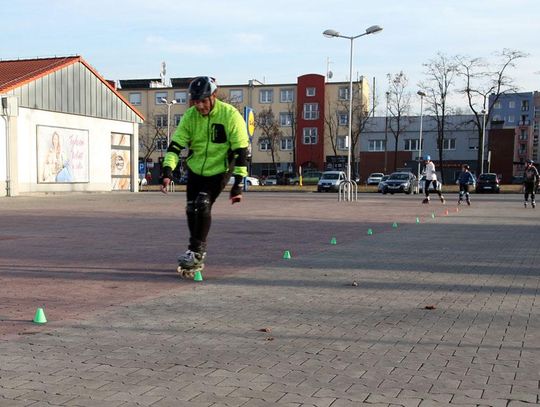 Rodzinny tor rolkarski na pustym parkingu Lidla. Dobra strona niedzieli bez handlu