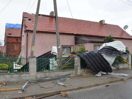 Rogi po nawałnicy. Strażacy i mieszkańcy osiedla mają pełne ręce roboty. Trwa liczenie strat