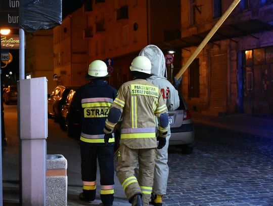 Rój szerszeni w przewodzie wentylacyjnym. Interwencja straży pożarnej w Koźlu