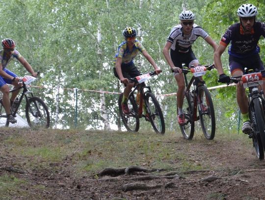 Rowerzyści z Polski i Czech ścigali się na Żabieńcu. I Cross-Country Koziołka. ZDJĘCIA