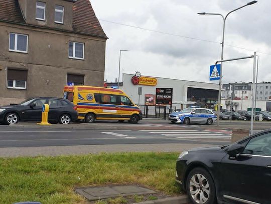 Nie ustąpił pierwszeństwa i wjechał pod samochód. Rowerzysta trafił do szpitala
