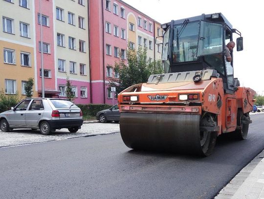 Równa nawierzchnia, nowy parking i latarnie. Tak wygląda ulica Niemcewicza po remoncie. ZDJĘCIA