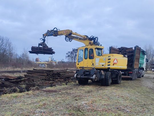 Rozbiórka bocznicy kolejowej w Koźlu. Tory od 1997 roku były wyłączone z użytkowania. ZDJĘCIA