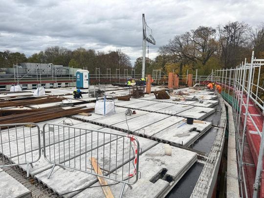 Rozbudowa kozielskiego szpitala idzie pełną parą. Nowe piętro rośnie w oczach [ZDJĘCIA]