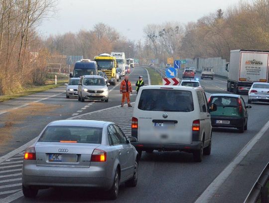 Rozlany olej pod wiaduktem spowodował duże utrudnienia w ruchu na obwodnicy