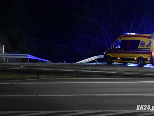 Rozpędzony volkswagen „przeleciał” przez rondo Pileckiego i zawisł nad Kłodnicą. Kierowca pijany