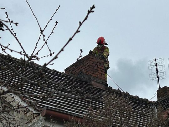 Ruszył sezon grzewczy. Strażacy informują o ryzyku związanym z brakiem przeglądów przewodów kominowych i czujek tlenku węgla