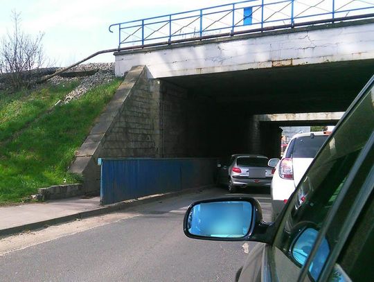 Samochód bez kierowcy uderzył w bariery pod wiaduktem