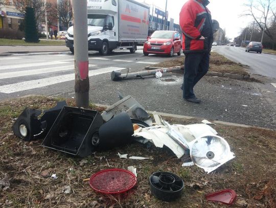 Samochód ciężarowy staranował sygnalizator na przejściu dla pieszych w Śródmieściu