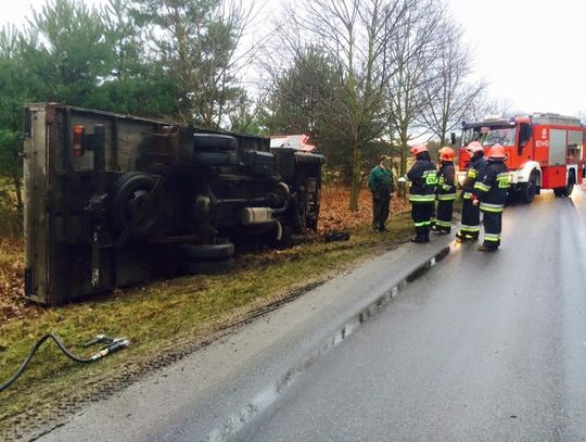Samochód ciężarowy wypadł z drogi wojewódzkiej nr 408. ZDJĘCIA