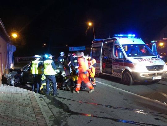 Samochód na kędzierzyńskich tablicach wjechał w budynek. Kierowca trafił do szpitala