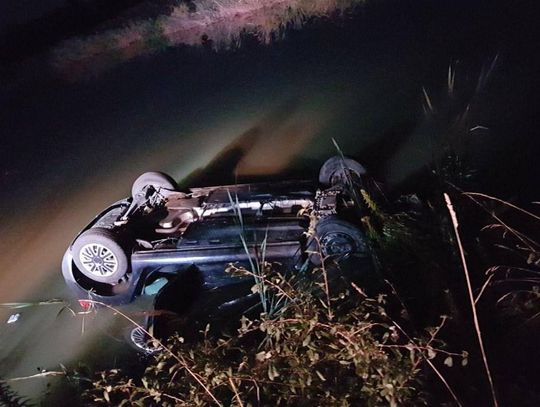 Samochód osobowy stoczył się do jeziora. Wieczorna akcja służb w Dziegowicach. ZDJĘCIA