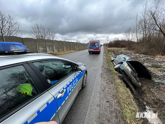 Samochód osobowy wypadł z drogi. Służby ratunkowe interweniowały w Kobylicach
