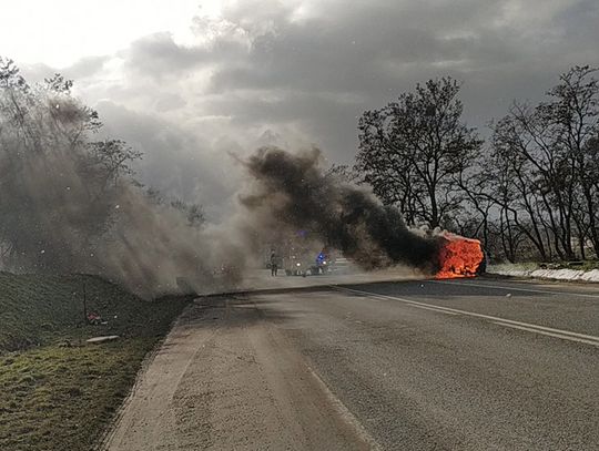 Samochód spłonął na drodze wojewódzkiej. Doszło do wypadku