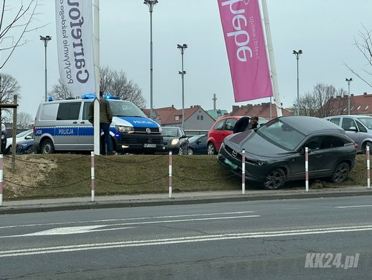 Samochód stoczył się z parkingu i „zaparkował” na trawie