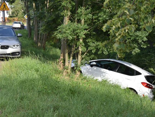 Samochód w rowie i nikogo obok. Kierowca zapomniał o ręcznym