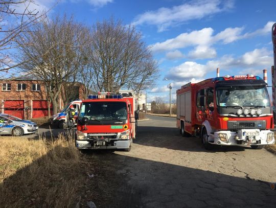 Samochód zaczął płonąć w garażu. Jedna osoba poszkodowana