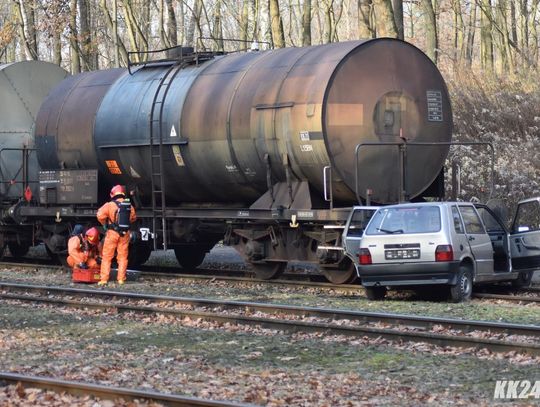 Samochód zderzył się z pociągiem transportującym niebezpieczne substancje. Strażacy ćwiczyli w Sławięcicach