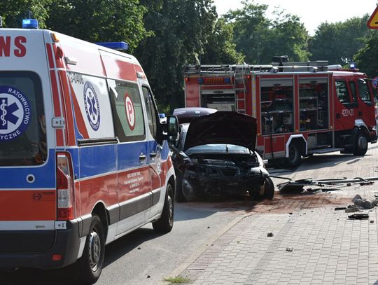 Samochód zjechał z ulicy i dachował na chodniku. W środku dziadkowie i trójka dzieci