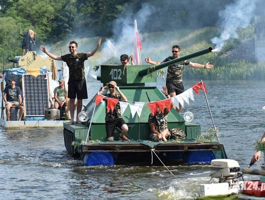 Samodzielnie zbudowali łodzie i popłynęli Odrą. Kolorowe pływadła już na kozielskiej Wyspie