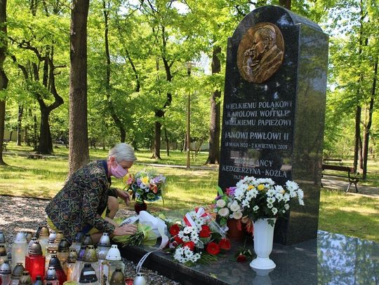 Samorządowcy z Kędzierzyna-Koźla oddali hołd Janowi Pawłowi II w setną rocznicę urodzin