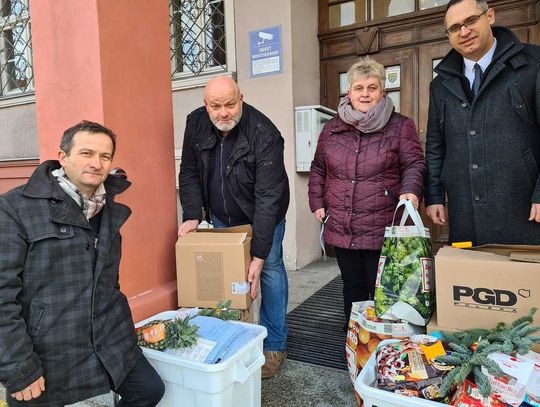 Samorządowcy z naszego powiatu przygotowali świąteczne paczki dla potrzebujących