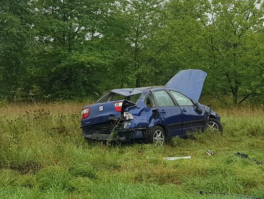 Seat wylądował w polu. Kierowca stracił panowanie nad pojazdem