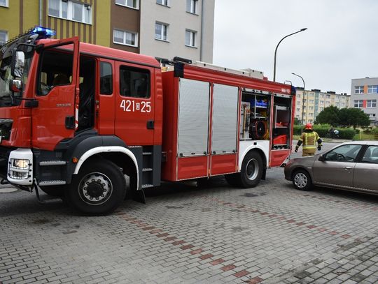 Senior nie reagował na pukanie do drzwi. Interwencja służb na osiedlu Piastów