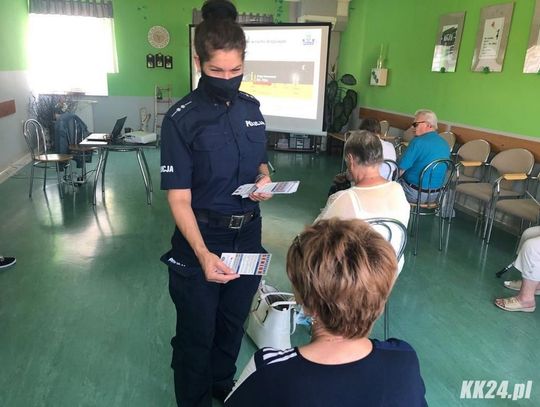 „Seniorze bądź czujny”. Policjanci z wizytą w domu dziennego pobytu