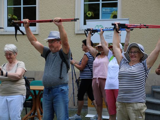 Seniorzy aktywnie spędzili dzień. Marsz i wspólne biesiadowanie na Dębowej [ZDJĘCIA]