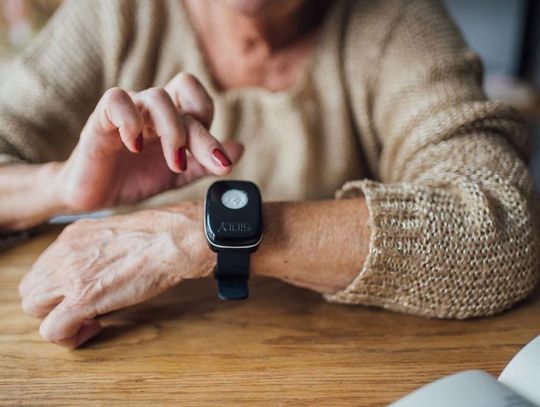 Seniorzy z Kędzierzyna-Koźla mogą otrzymać specjalne opaski bezpieczeństwa z przyciskiem SOS i czujnikami